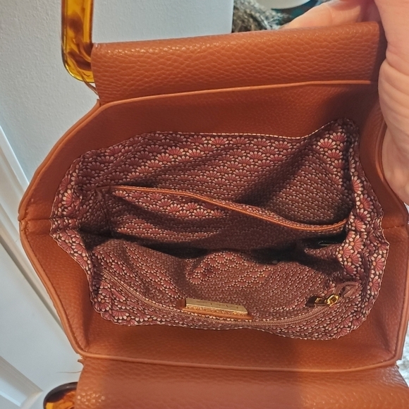 Moda luxe vegan leather.  NWOT. WITH SHOULDER STRAP - Picture 7 of 8